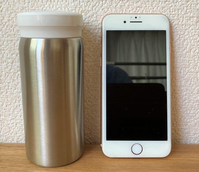 無印良品の保温保冷マグとiPhone