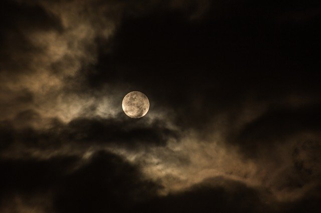 満月と怪しい雲