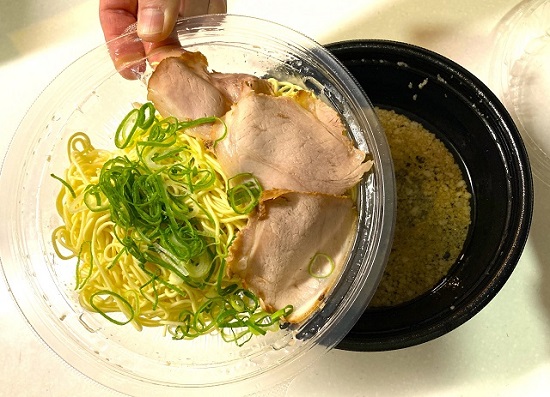 魁力屋のラーメンの準備